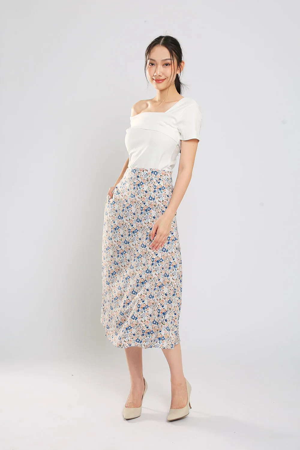 Delania Floral Print Midi Skirt in Apricot Blue Floral