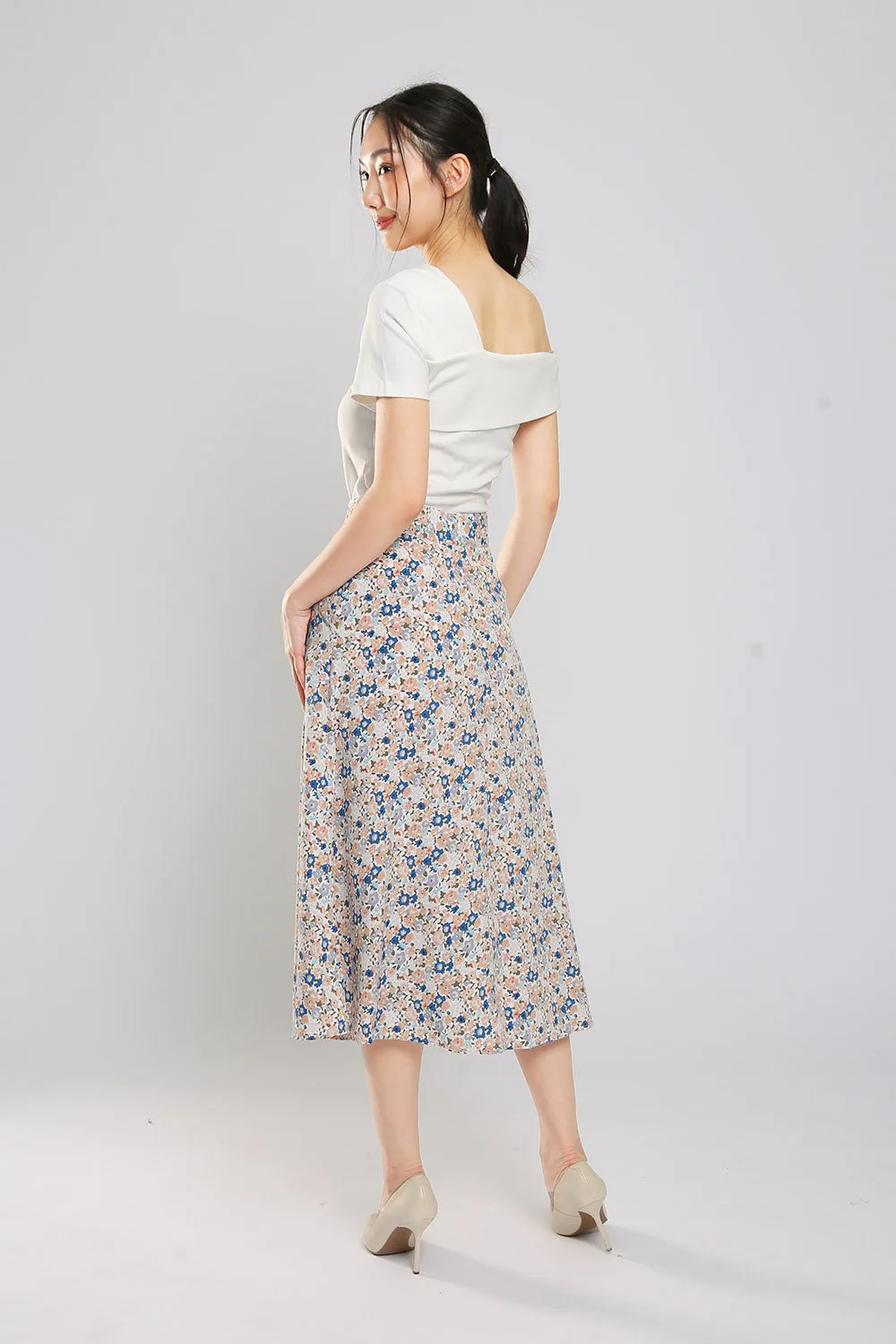 Delania Floral Print Midi Skirt in Apricot Blue Floral