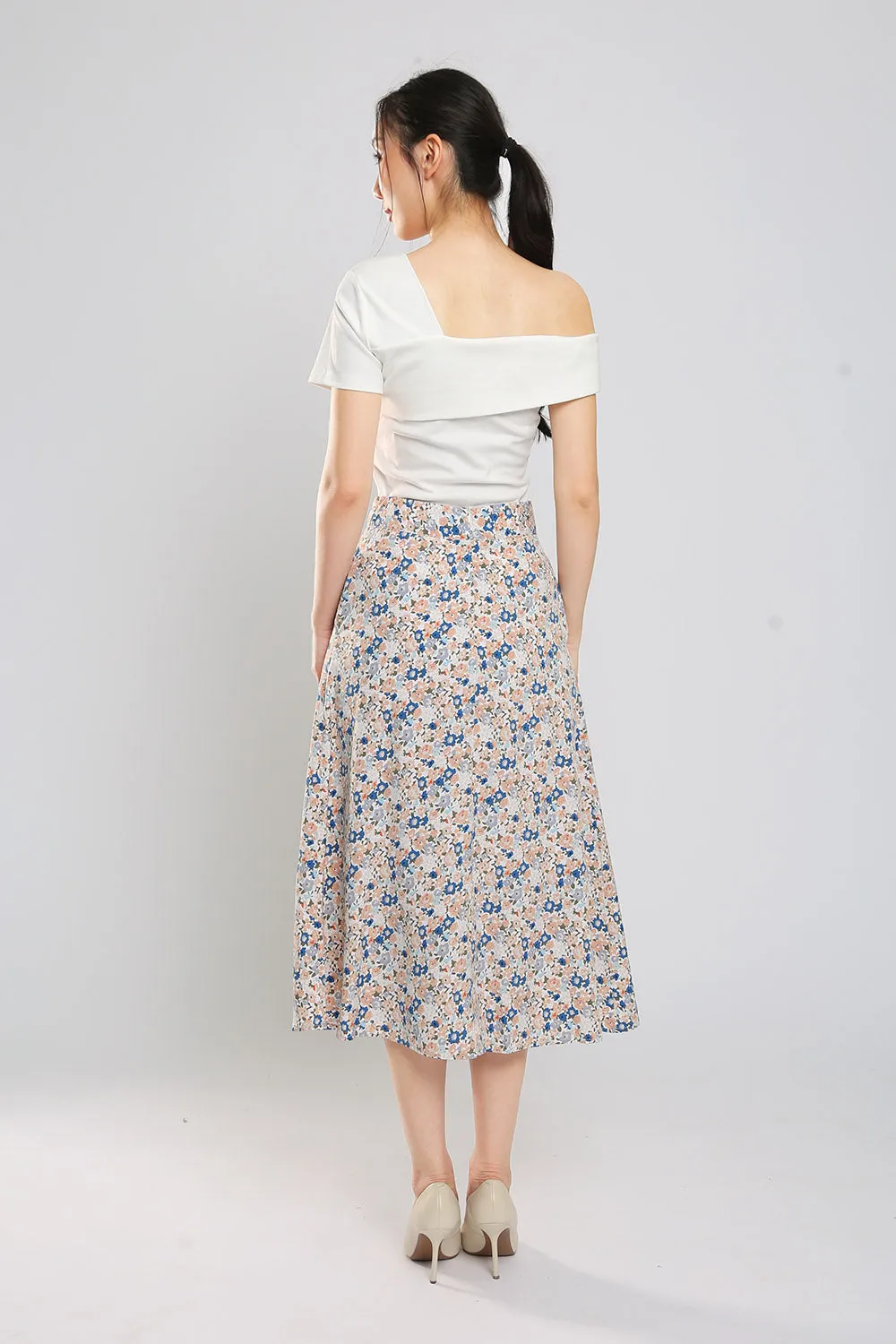 Delania Floral Print Midi Skirt in Apricot Blue Floral