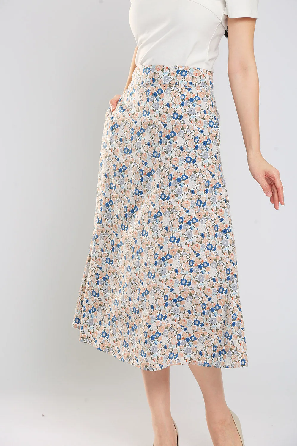 Delania Floral Print Midi Skirt in Apricot Blue Floral