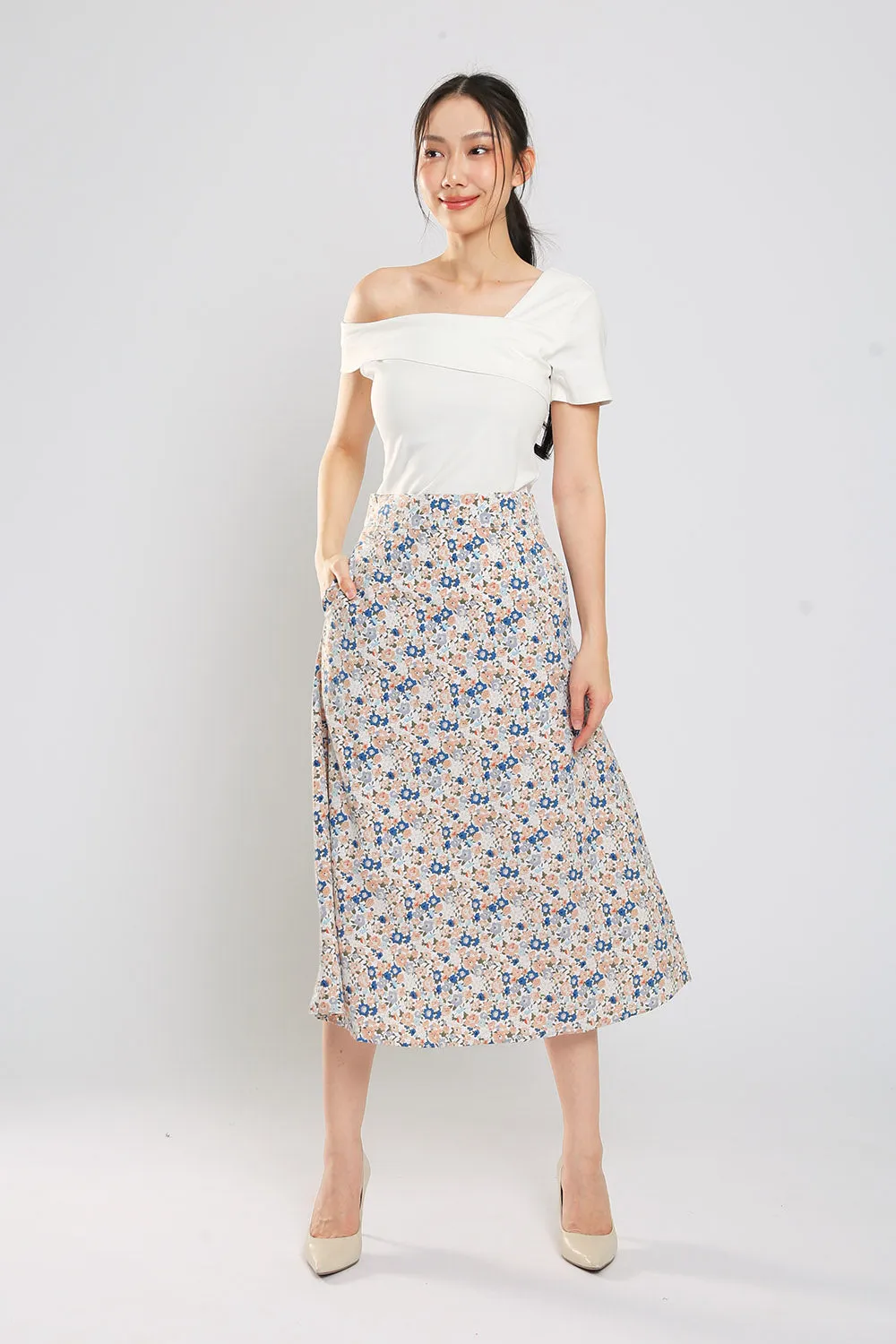 Delania Floral Print Midi Skirt in Apricot Blue Floral