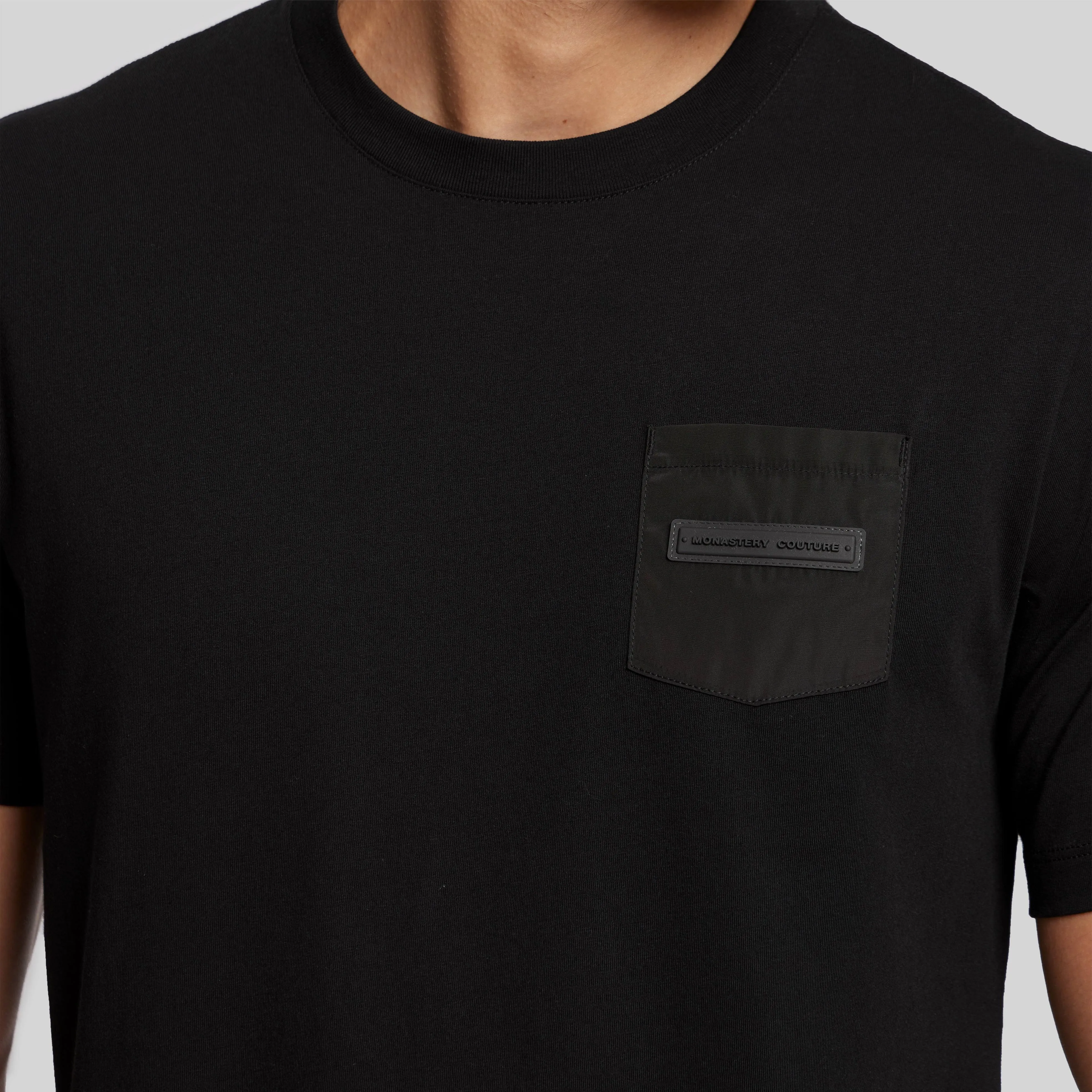 IZAR BLACK T-SHIRT