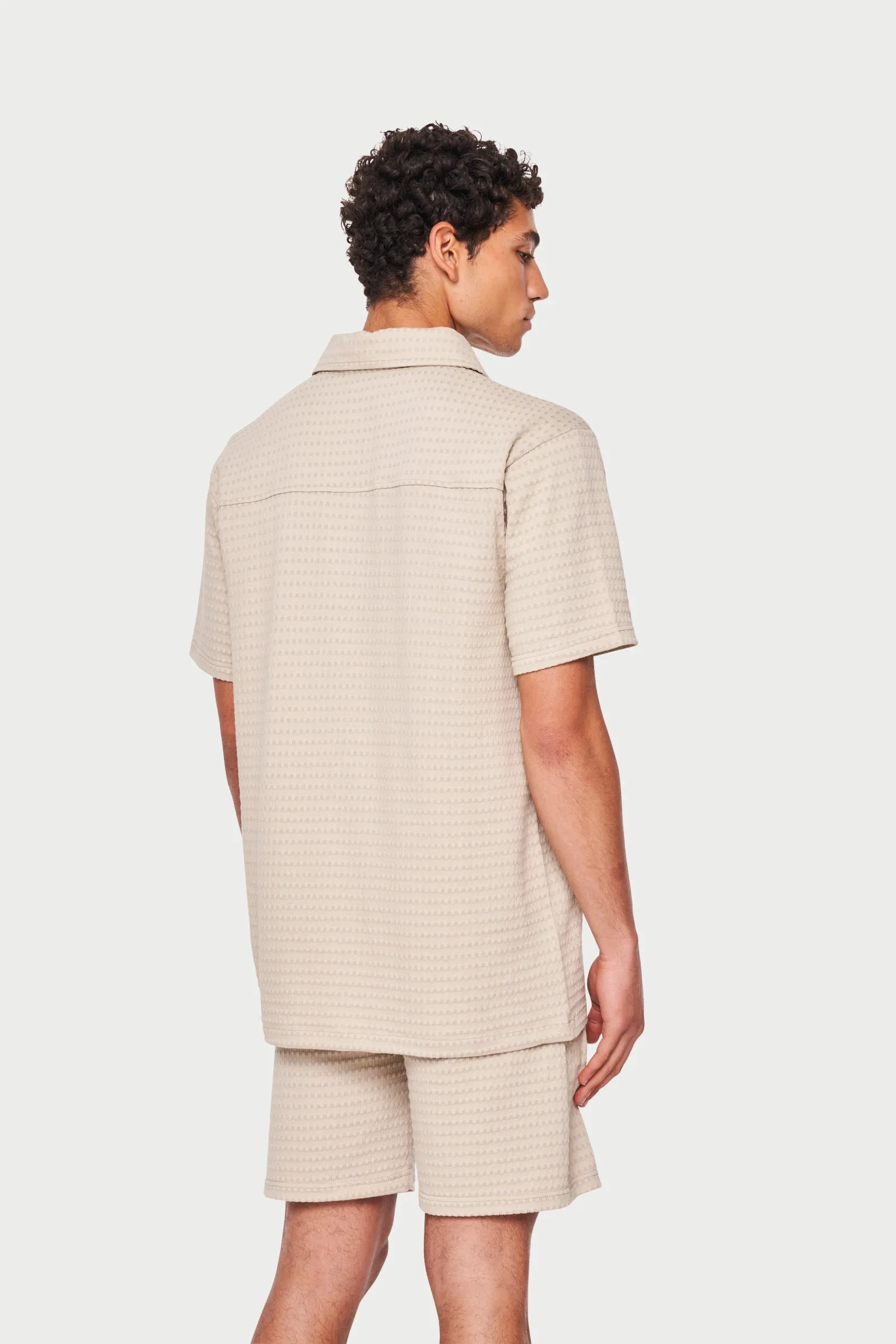 SEERSUCKER JERSEY BUTTON DOWN SHIRT - BEIGE